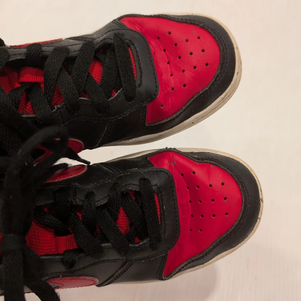 NIKE Court Borough Low 2 Black and Red Shoes Sneakers size 4.5 youth